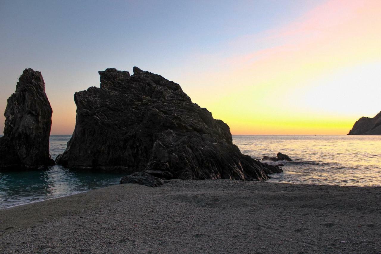 "Home Away From Home" Monterosso al Mare Esterno foto